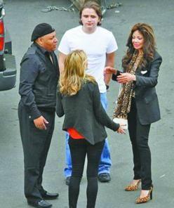 迈克勒德家的女儿们 第四季,第四季：青春成长与家庭纠葛的交织  第2张